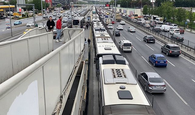 İstanbul'da metrobüs arızalandı, uzun araç kuyruğu oluştu