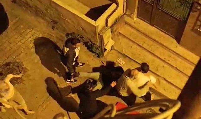 İstanbul&#039;da ortalığın karıştığı park kavgası kamerada: Gece yumruk ve tekmeler havada uçuştu, kadın sopayla saldırdı