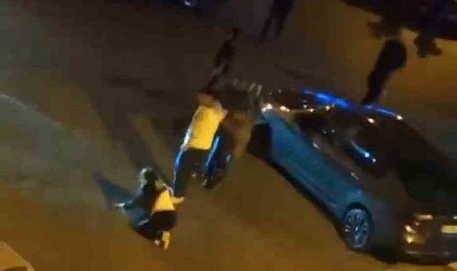 İstanbul&#039;da sokakta yumruklu kavgalar kamerada: Kadın aldığı darbeyle yere düştü