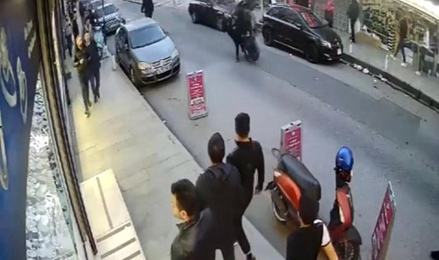 İstanbul'da tek tekerlek kazası kamerada: Scooterlı genç ve yaya kıl payı kurtuldu