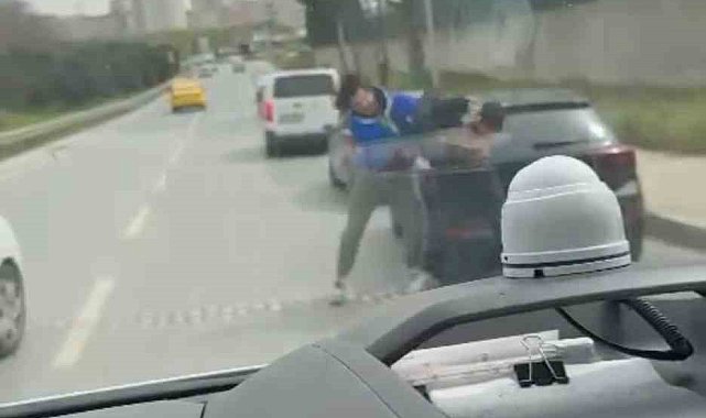 İstanbul'da trafikte boks ringini aratmayan kavga kamerada: Karşısındakini yumrukladı