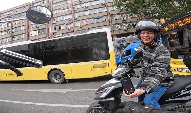 İstanbul'da trafikte kahkahaya boğan kaza: Motosikletine çarpan kişi annesi çıktı