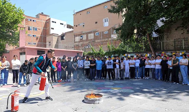 İtfaiyeden öğrencilere uygulamalı eğitim