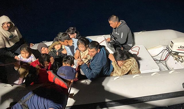 İzmir sularından, 24'ü çocuk 49 göçmen karaya çıkartıldı