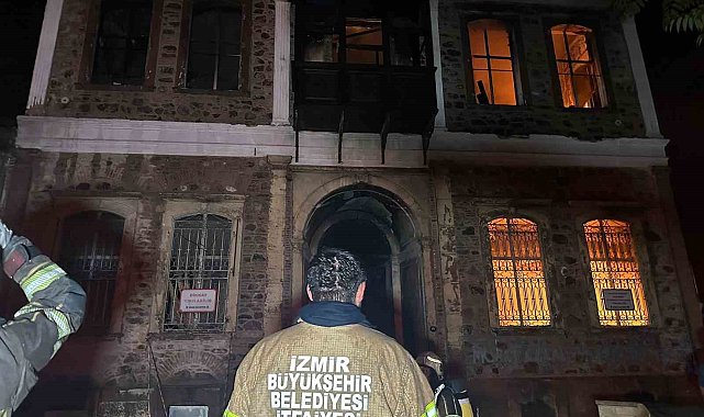 İzmir'de alev alev yanan tarihi bina küle döndü