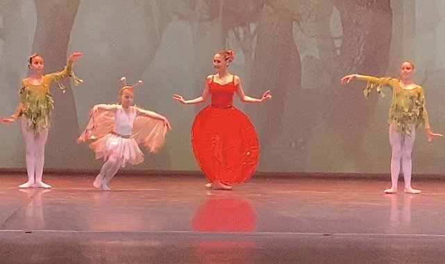 İzmir'de balerinlerin gösterisi hayran bıraktı