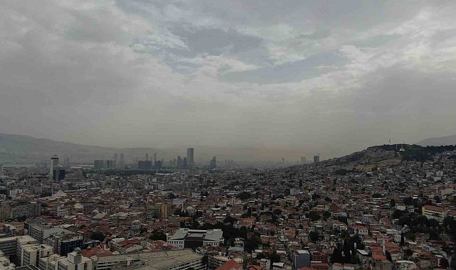 İzmir'de hava griye döndü, çöl tozu sis gibi kente çöktü