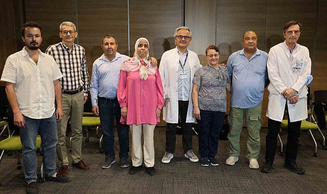 İzmir'de iki aile çapraz böbrek nakliyle hayata yeniden başladı