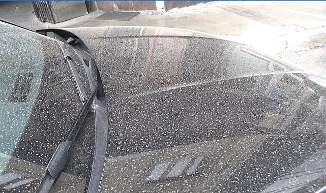 İzmir'de toz taşınımlı hava etkili oldu, araçlara çamur yağdı