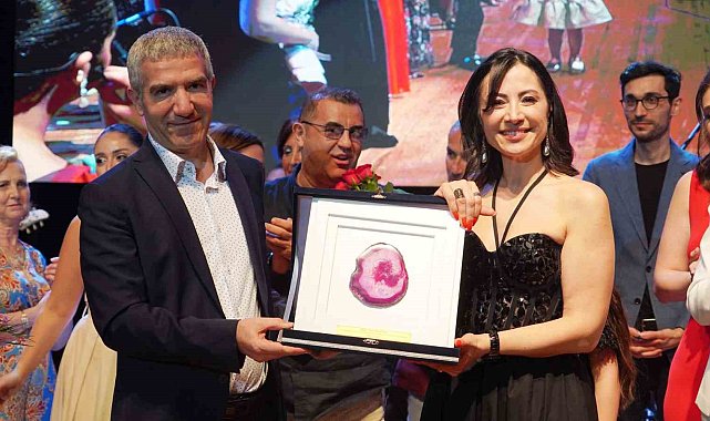 İzmir'de unutulmaz gece: Hastalar ve hekimler aynı sahnede