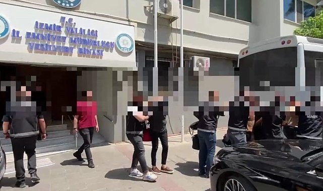 İzmir&#039;deki gece kulübüne uyuşturucu baskınında polisler de dahil 21 kişi tutukladı