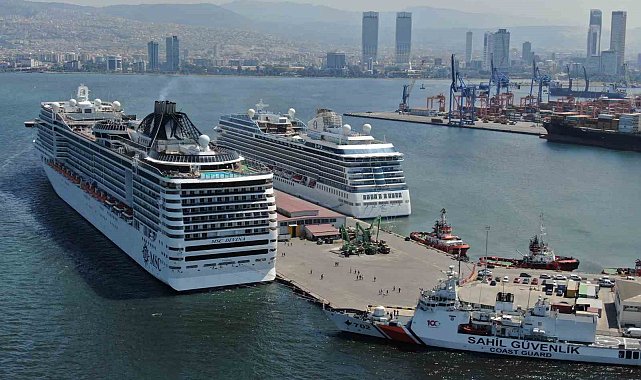 İzmir'e uzun aradan sonra 2 kruvaziyer gemisi geldi