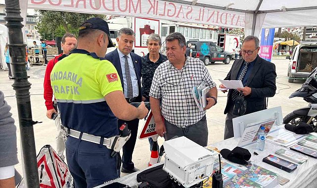 Jandarma ekipleri Kuşadası'nda vatandaşları bilgilendirdi