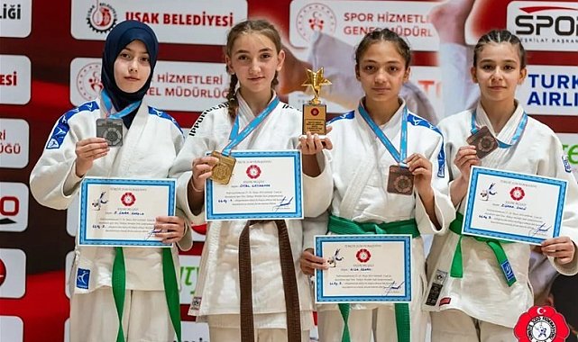 Judocular madalya ile döndü
