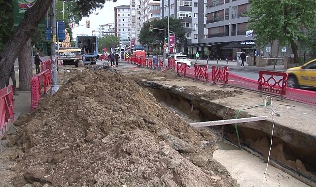 Kadıköy'de İBB'nin alt yapı çalışmalarında rögar kapağı patladı, yollar göle döndü