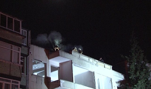 Kadıköy'de metruk binanın çatısı alev alev yandı