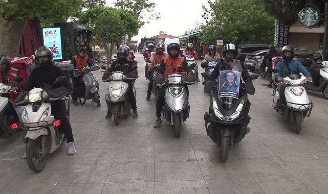 Kadıköy'de motokuryeler 'Ata Emre' için kornaya bastı