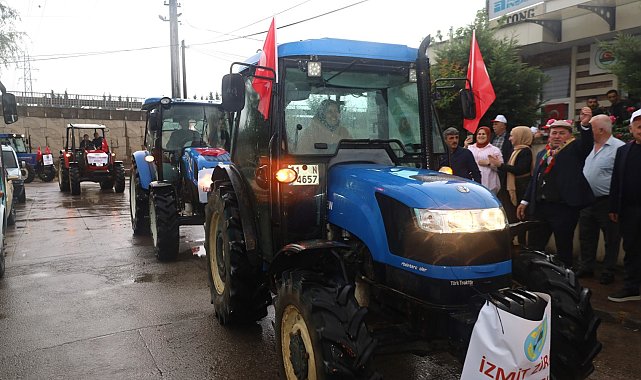 Kadın çiftçiler traktöre bindi, şehir merkezine indi
