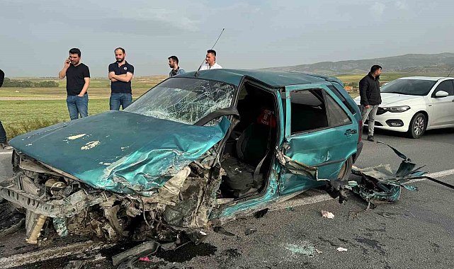 Kafa kafaya çarpışan otomobillerin sürücüleri yaralandı