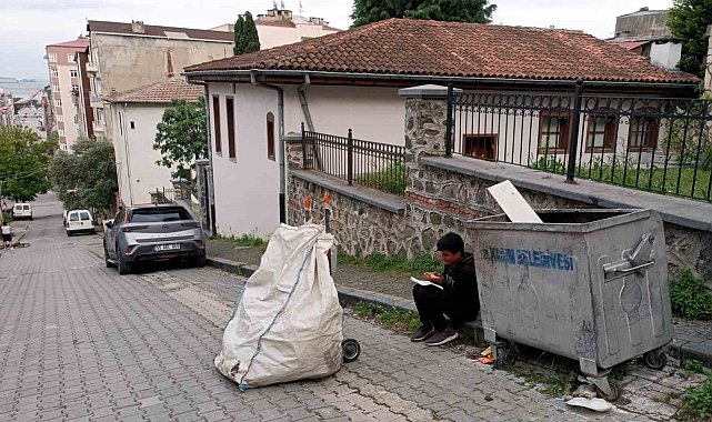Kağıt toplayıcısı çocuğun konteyner başında ders çalışması duygulandırdı