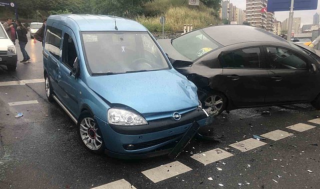 Kağıthane'de sağanak yağış kaza getirdi: 4 yaralı