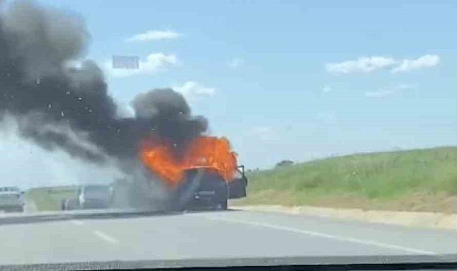 Kakava Şenlikleri'ne giden gençlerin aracı alev aldı