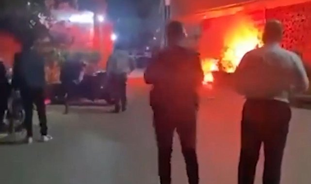 Kalamış Galatasaray tesislerinin önünde toplanan Fenerbahçeli bir grup, tesise meşale ve yabancı madde fırlattı