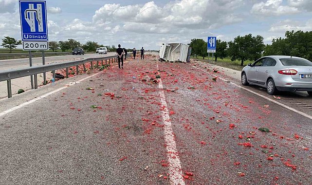 Kamyonet devrildi, kasadaki karpuzlar yola saçıldı: 2 yaralı