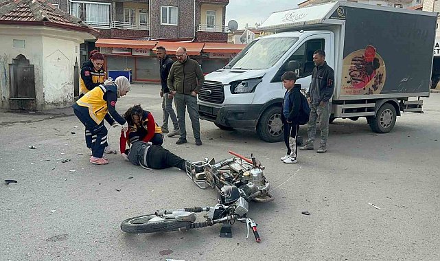 Kamyonet ile motosiklet çarpıştı: 2 yaralı