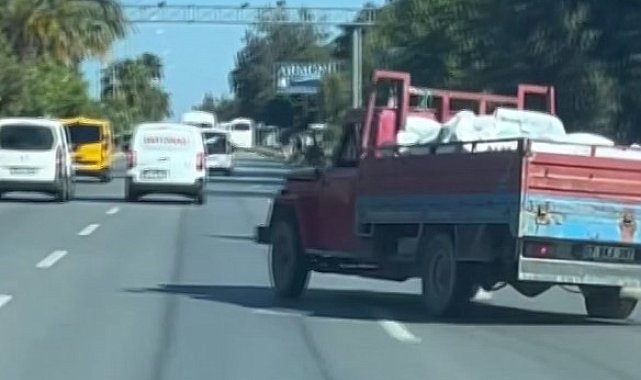 Kamyonetin seyir halinde zikzak çizerek herkesi tehlikeye attığı anlar kamerada