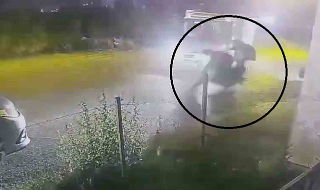 Kamyonetle çarpışan motosikletteki 2 kişi yaralandı, o anlar kamerada