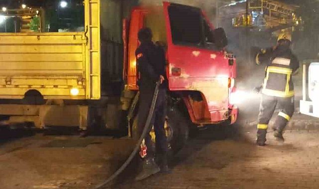 Kamyonette çıkan yangın ekipleri harekete geçirdi