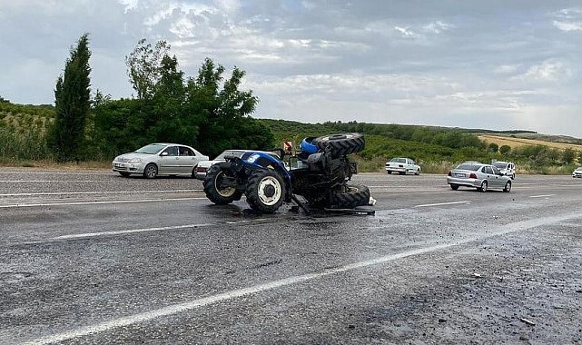 Kamyonun çarptığı traktör ikiye bölündü: 2 yaralı