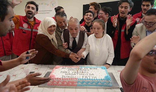 Kanseri yenen özel bireye doğum günü sürprizi: Hemşireler sevincine ortak oldu