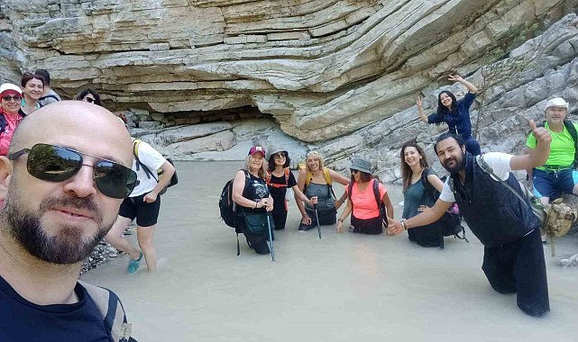 Kanyondaki akarsu içerisinde yürüyüş yaptılar