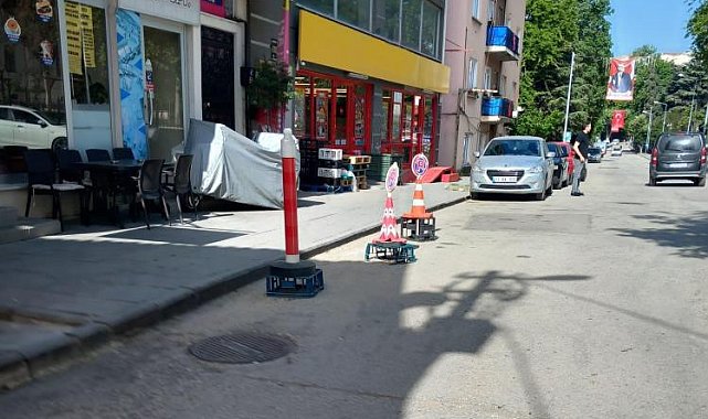 Kapı önüne duba koyup park yaptırmayan esnafa tepki