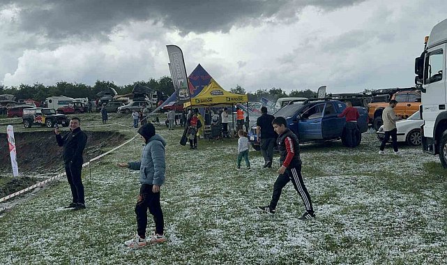 Kar değil dolu yağdı