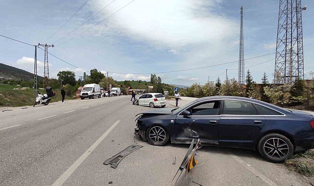 Karabük'te iki otomobil çarpıştı: 3 yaralı