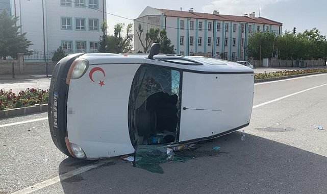 Karaman'da hafif ticari araçlar çarpıştı: 2 yaralı