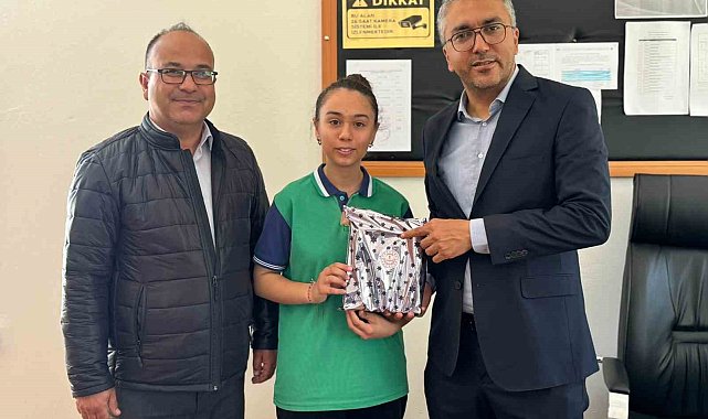 Karapınar'da İOKBS'te tam puan alan öğrenci ödüllendirildi