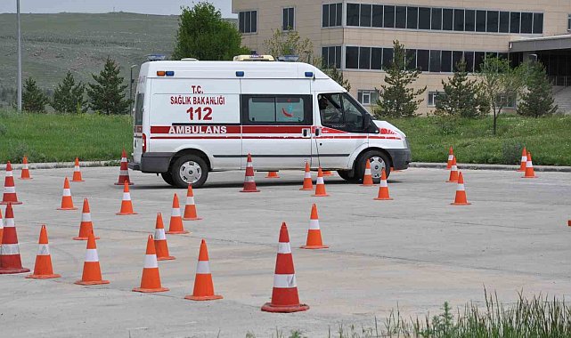 Kars'ta ambulans sürüş eğitimleri nefes kesti