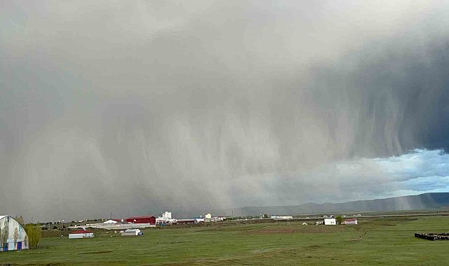 Kars'ta kara bulutlar gündüzü geceye çevirdi
