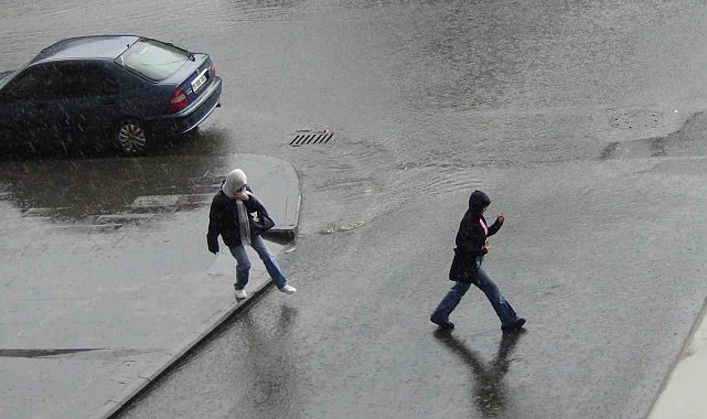Kars&#039;ta sağanak yağmur caddeler göle döndü
