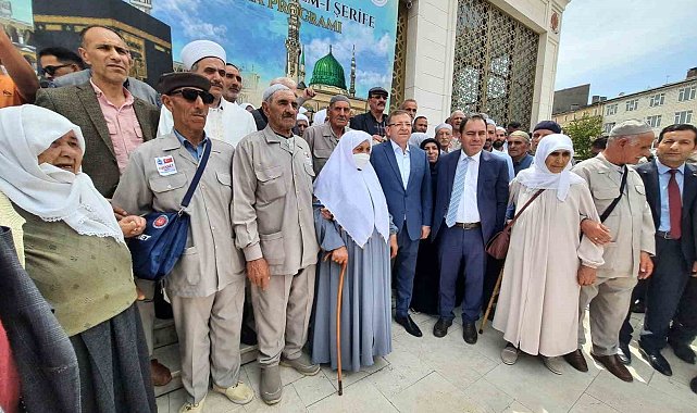Kars'tan hacı adayları kutsal topraklara uğurlandı
