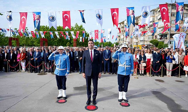 Kartal'da 19 Mayıs törenleri Atatürk Anıtı'na çelenk sunumuyla başladı
