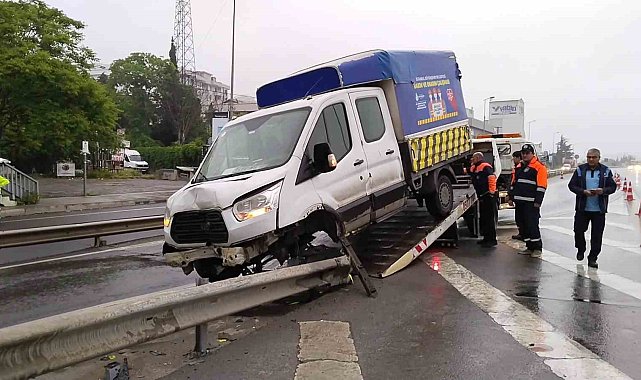 Kartal'da İBB'ye ait araç, bariyere ok gibi saplandı