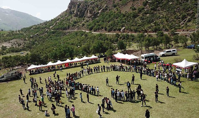 Kato Dağı eteklerinde yüzlerce öğrenci uçurtma uçurdu