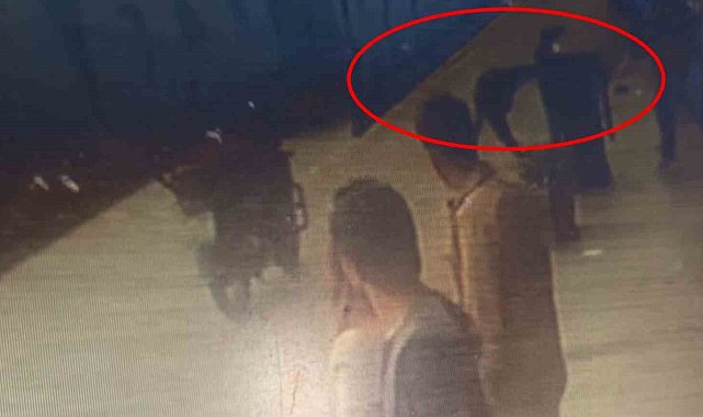 Kavga eden şahıs yola savrulunca araçların altında kalmaktan son anda kurtuldu