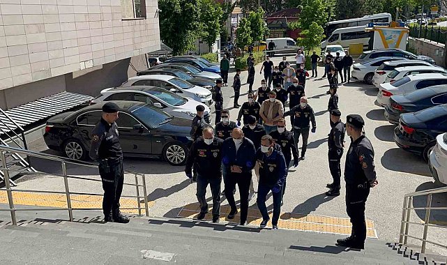 Kavga ettikleri kişiyi bıçaklayarak yaralayan 5 şüpheli adliyeye sevk edildi