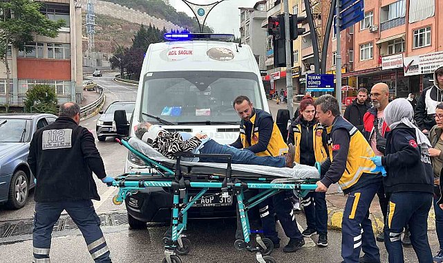 Kavşakta otomobiller çarpıştı: 3 yaralı